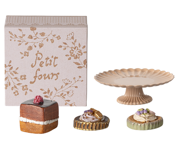 Mini cakes op cakeplateau