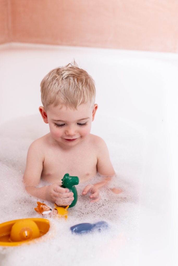 Bath toys spraying animals