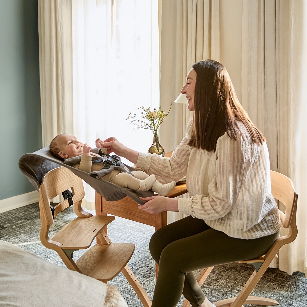 Newborn zitje voor eetstoel