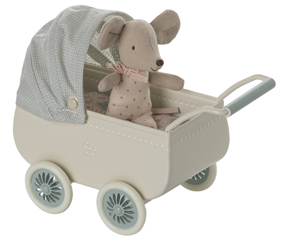 Kinderwagen met babymuis