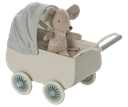 Kinderwagen met babymuis