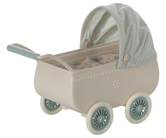 Kinderwagen met babymuis