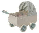 Kinderwagen met babymuis