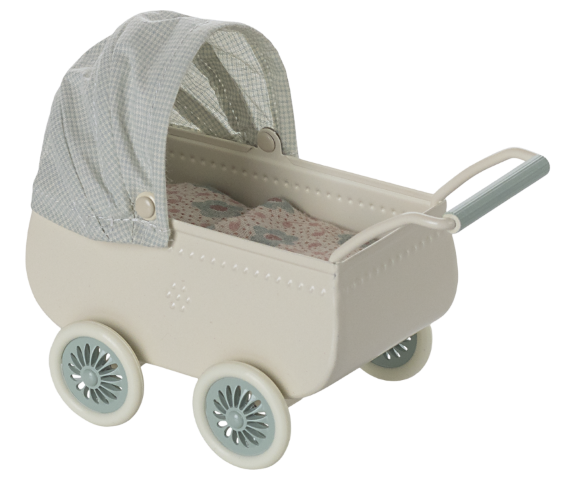 Kinderwagen met babymuis