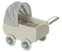 Kinderwagen met babymuis