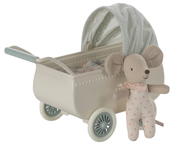 Kinderwagen met babymuis