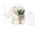 Knuffel crèmekleurig konijntje met plant