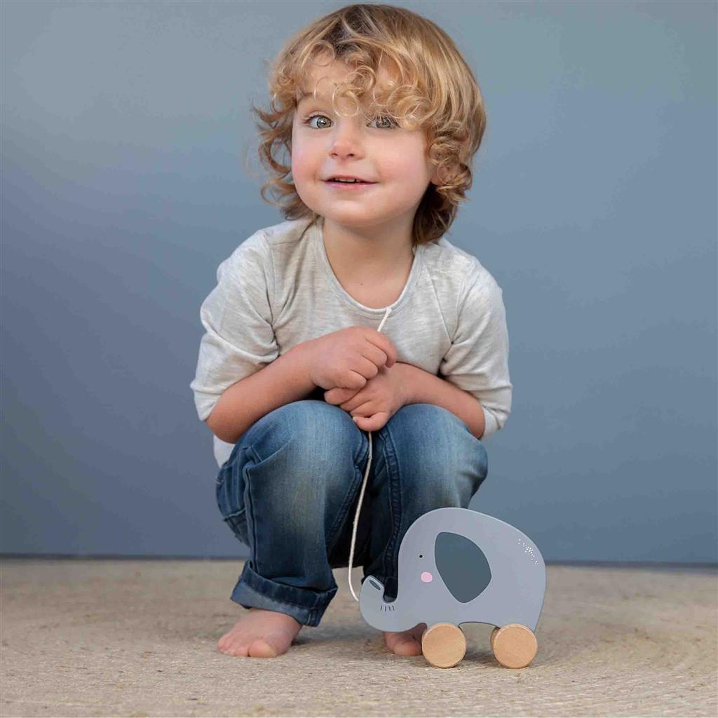 Eléphant en bois tirant une figurine