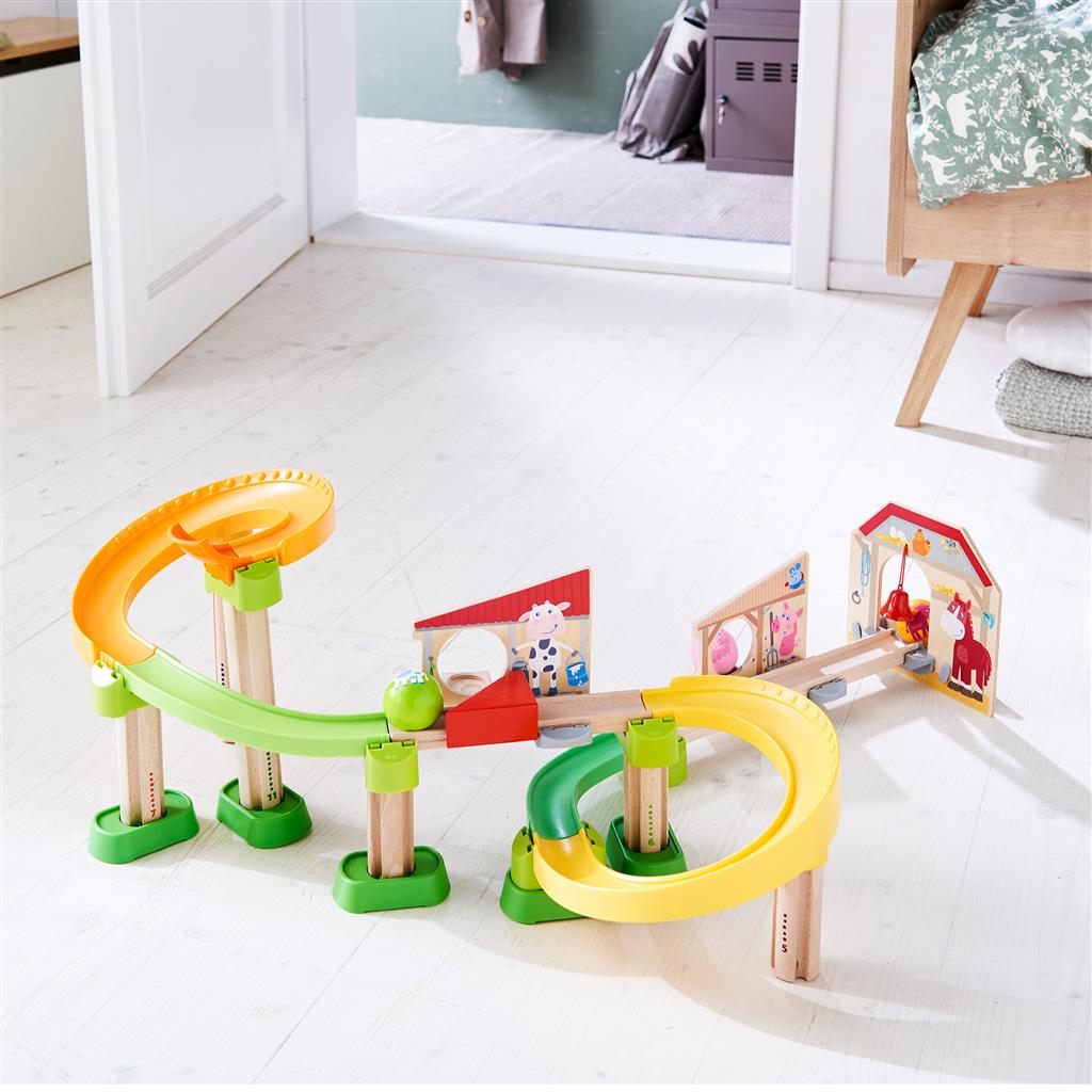 Marble track: young animals, come quickly!