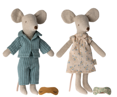 Mommy and daddy mice in cigar box