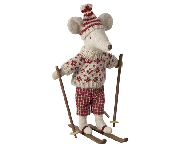 Mom mouse with winter clothes and ski set