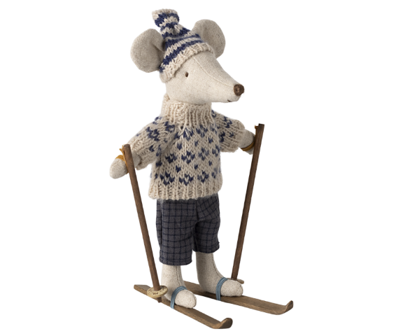 Papa mouse with winter clothes and ski set