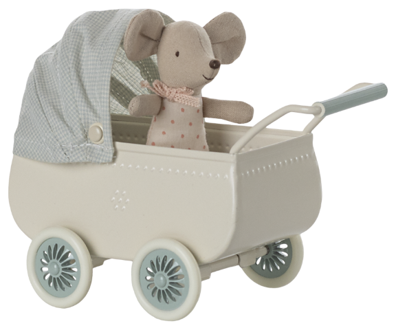 Kinderwagen met babymuis