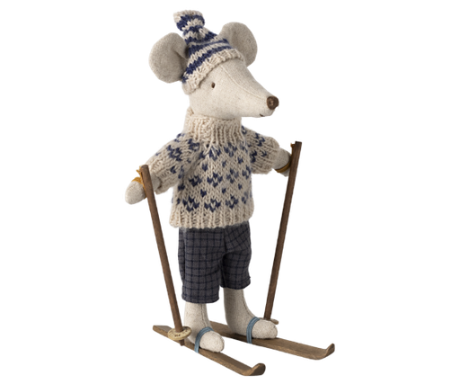 Papa souris avec des vêtements d'hiver et un ensemble de ski blue 