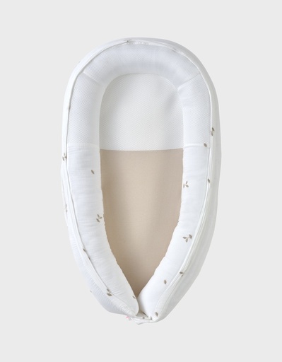 Babynest kokkoony in geborduurde mousseline  