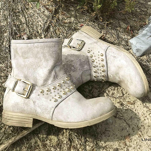 Boot platinum studs